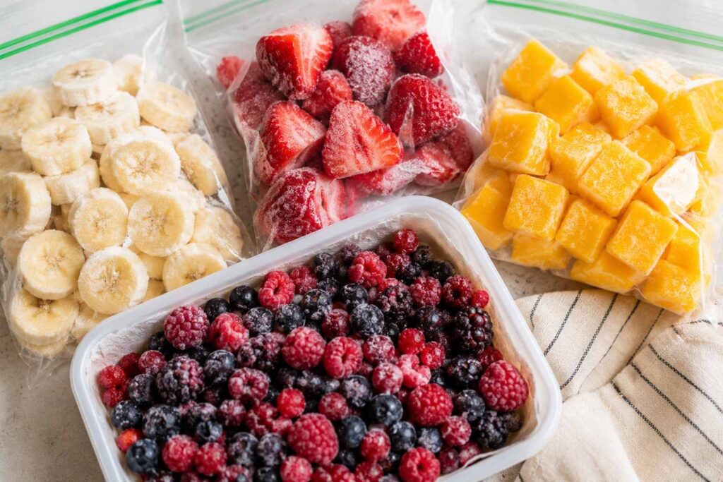 Plátano, fresas, mango y frutos rojos congelados para preparar helados caseros